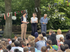 Das Schulleitungsteam hält eine Rede