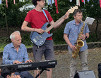 Oliver Leimbach, Paul Klapprott und Andrei Panchuk begleiten das Singen instrumental