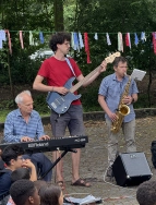Oliver Leimbach, Paul Klapprott und Andrei Panchuk begleiten das Singen instrumental