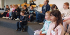 Schüler:innen und Lehrkräfte singen zur Musik