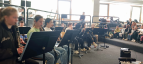 Die GSO-Schüler:innen spielen ihre Instrumente