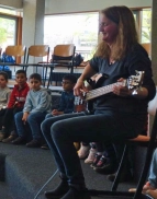 Imke Howie begeistert an der E-Gitarre