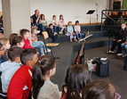 Die Grundschüler:innen verfolgen das Konzert