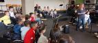 Die Grundschüler:innen verfolgen das Konzert