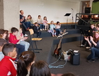 Die Grundschüler:innen verfolgen das Konzert