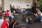 Die Grundschüler:innen verfolgen das Konzert
