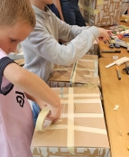 Schüler:innen basteln ihr eigenes Drumm-o-phon