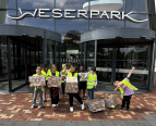 Stolz auf ihre eigenen Drumm-o-phones verlassen die Kinder den Weserpark