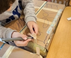 Schüler:innen basteln ihr eigenes Drumm-o-phon