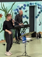 Herr Leimbach und Frau Heilmann begleiten das Singen