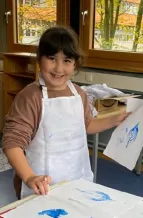 Schüler:innen arbeiten mit Drucktechniken