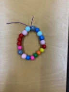 Ein gebasteltes Armband