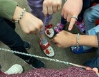 Kinder zeigen ihre gebastelten Armbänder