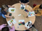 Kinder zeichnen und basteln