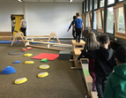Schüler:innen nutzen unsere Bewegungslandschaft für Bewegungsspiele