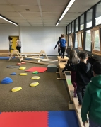 Schüler:innen nutzen unsere Bewegungslandschaft für Bewegungsspiele