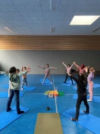 Schüler:innen beim Yoga-Projekt
