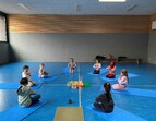 Schüler:innen beim Yoga-Projekt