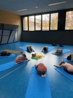 Schüler:innen beim Yoga-Projekt
