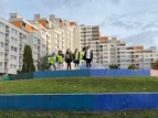 Schüler:innen schauen sich die Häuser des Stadtteils an