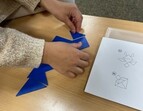 Kinder legen Tangram-Formen