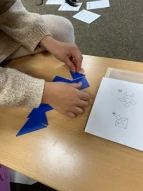 Kinder legen Tangram-Formen
