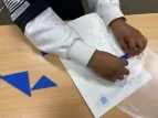 Kinder legen Tangram-Formen