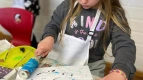 Schüler:innen arbeiten mit Drucktechniken