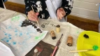 Schüler:innen arbeiten mit Drucktechniken
