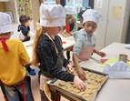 Kinder backen Plätzchen