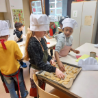 Kinder backen Plätzchen