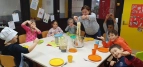 Die Kinder freuen sich auf das Essen