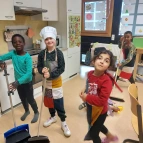 Am Ende der Projektzeit helfen die Kinder mit, sauber zu machen