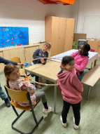 Schüler:innen basteln Traumfänger