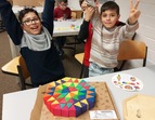 Die Kinder spielen weitere Mathe-Logikspiele