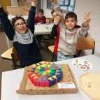 Die Kinder spielen weitere Mathe-Logikspiele