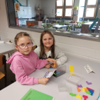 Die Kinder spielen weitere Mathe-Logikspiele