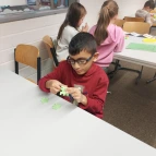 Die Kinder spielen weitere Mathe-Logikspiele