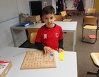 Die Kinder spielen weitere Mathe-Logikspiele