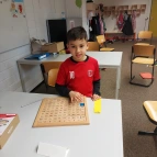 Die Kinder spielen weitere Mathe-Logikspiele