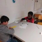 Die Kinder spielen weitere Mathe-Logikspiele