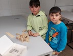 Die Kinder spielen weitere Mathe-Logikspiele