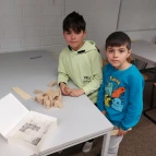 Die Kinder spielen weitere Mathe-Logikspiele