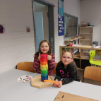 Die Kinder spielen weitere Mathe-Logikspiele