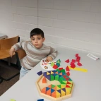 Die Kinder spielen weitere Mathe-Logikspiele