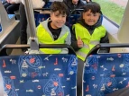 Schüler fahren mit der Straßenbahn