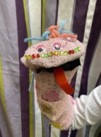 Ein fertiges Sockentier wird stolz präsentiert