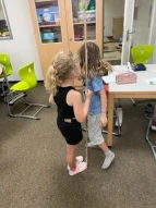 Kinder messen die Körpergröße