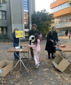 Das Schulpersonal organisiert den Spendenlauf