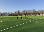 Schülerinnen und Schüler spielen Fußball